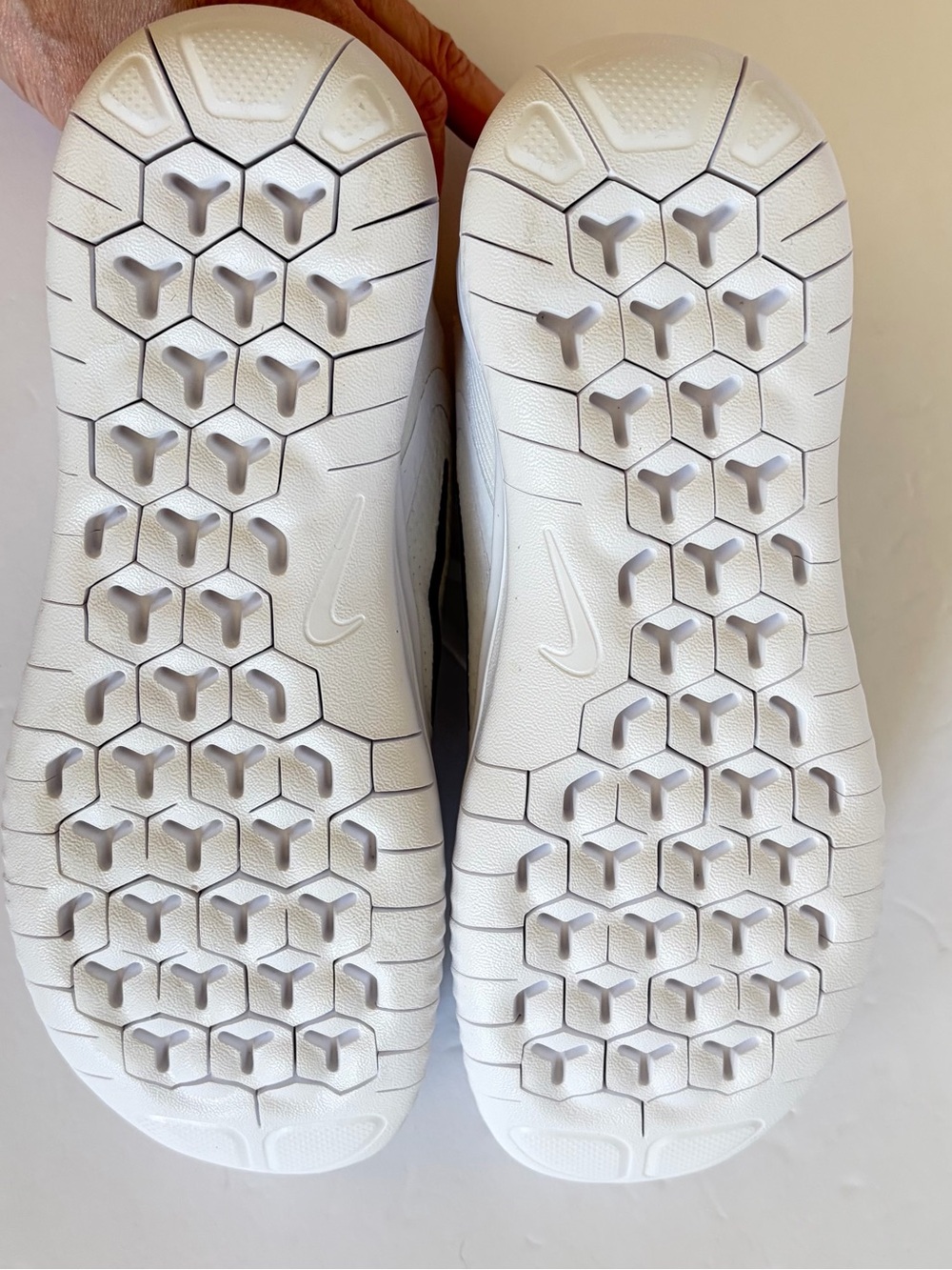 NEW IN BOX Nike Women’s Free Run White Running Sneakers Shoes Size 8.5 - Picture 6 of 7